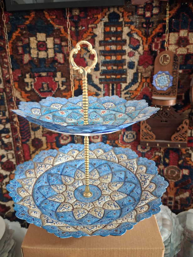شیرینی خوری ۲طبقه با بشقاب ۲۵ سانت و ۲۰ سنت با طرح ختایی اسلیمی سنتی