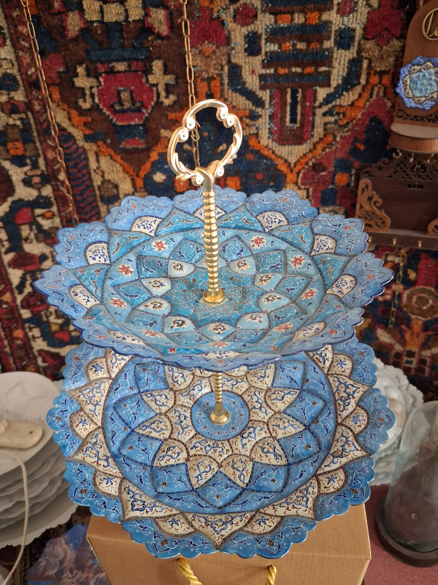 شیرینی خوری ۲طبقه با بشقاب ۲۵ سانت و ۲۰ سنت با طرح ختایی اسلیمی سنتی